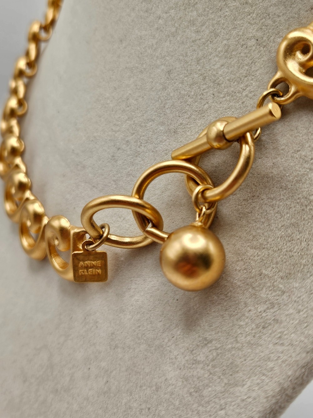 VINTAGE Anne Klein AK Matte Gold Tone Swirl Articulated Link Chain Necklace
