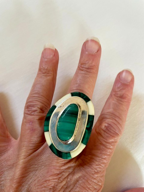 Vintage South Western Sterling Silver Ring with Malachite and White Inlay Size 8