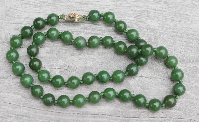 LOVELY VINTAGE SILVER CLASP 8MM GREEN JADE BEAD NECKLACE 17.5″ LONG