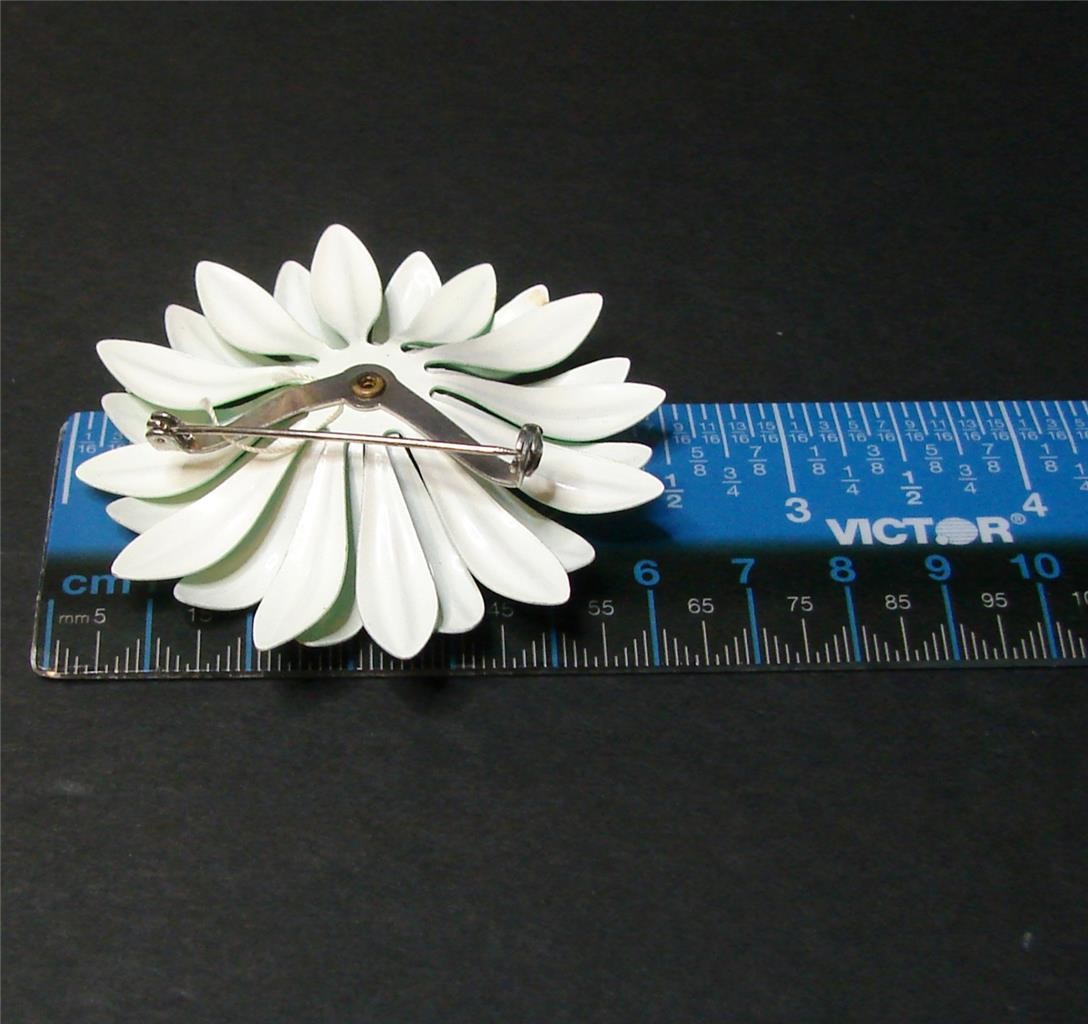 Vintage Retro Mod 60’s Layered Shades of Green Enamel Metal Daisy Flower Pin Bro