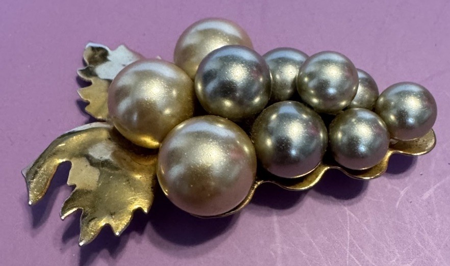 Vintage 1970’s Goldtone & Faux Pearl Bunch Of Grapes Brooch Pin 2”