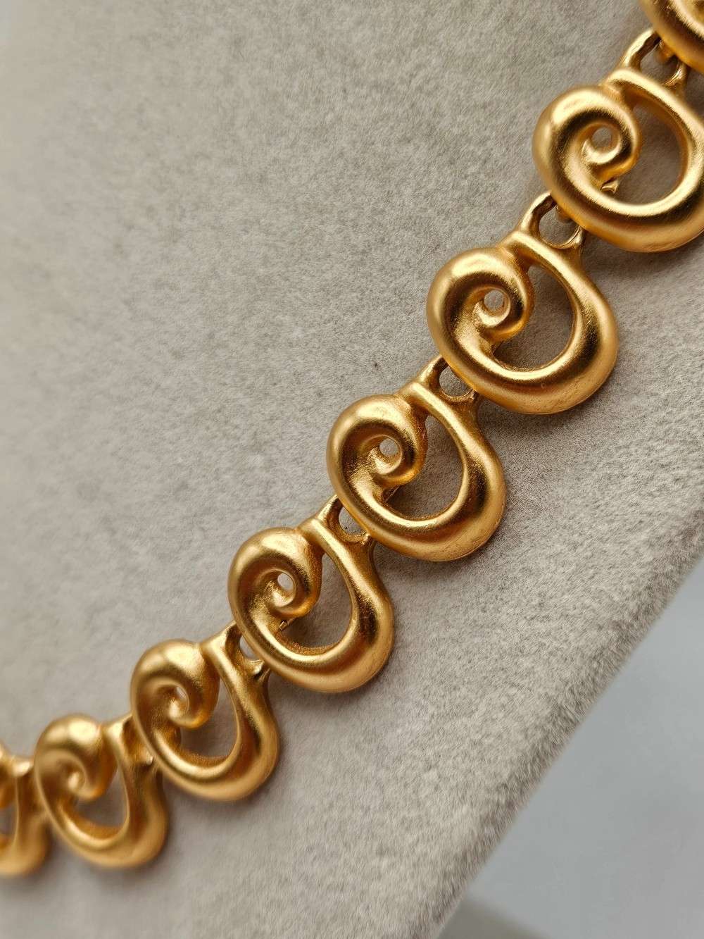 VINTAGE Anne Klein AK Matte Gold Tone Swirl Articulated Link Chain Necklace