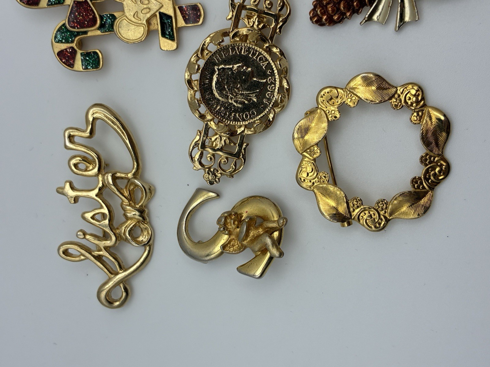 41 Piece Brooch Pin Lot Vintage Gold Signed/Unsigned 2 Missing Stones – Reseller