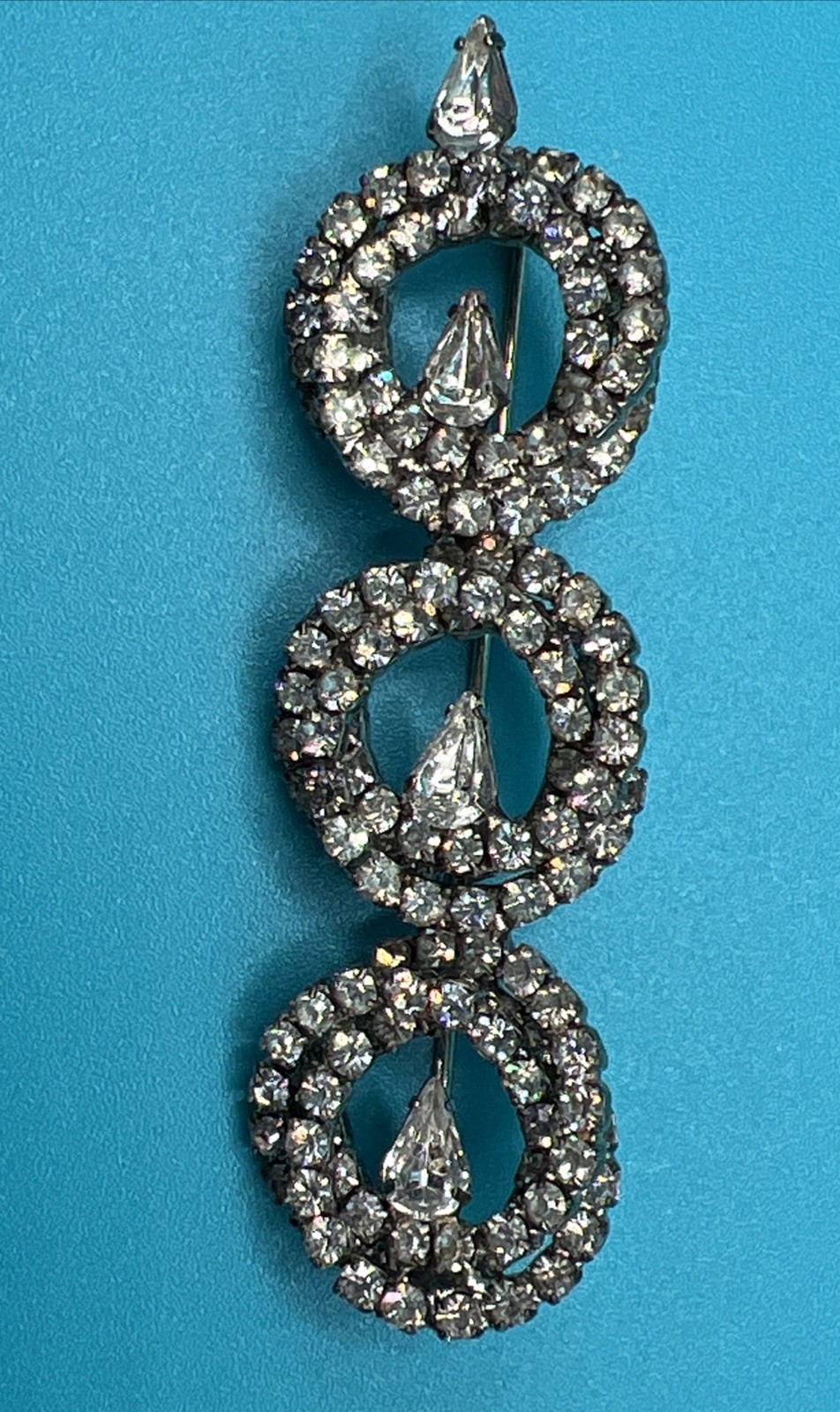 Beautiful Bright Vintage Glam Crystal Rhinestone Dangle Earrings And Brooch Set