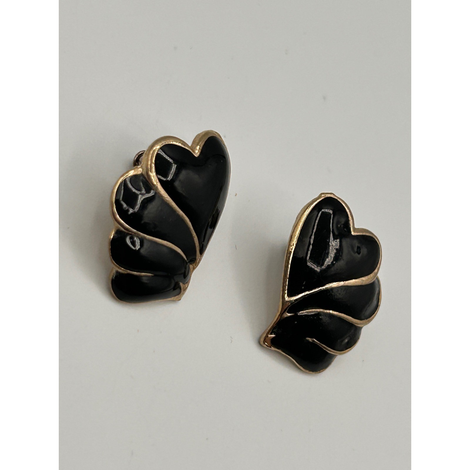 Vintage Black Enamel Gold Tone Heart Wing Shell Post Stud Earrings Jewelry