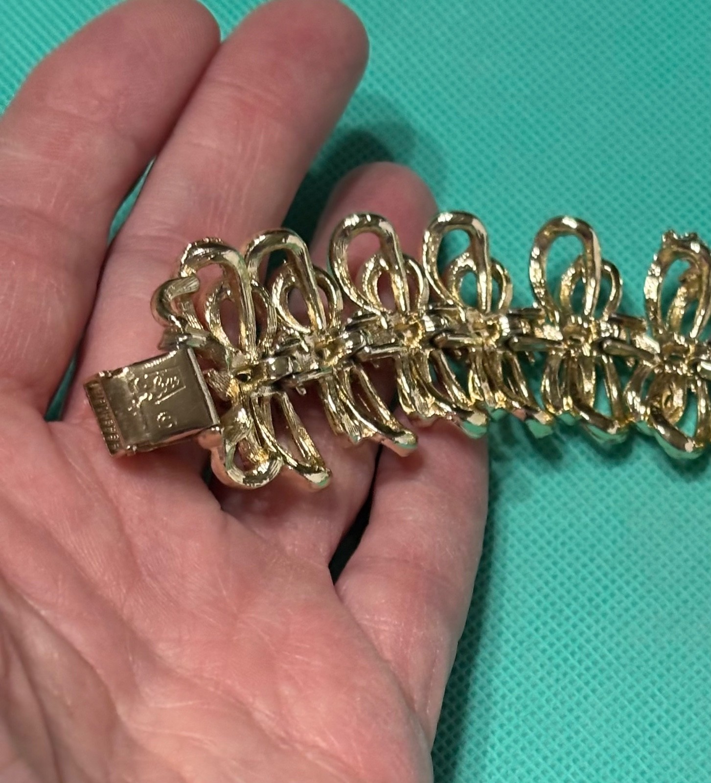 Coro Pegasus Bracelet Vtg Gold Tone Textured Bows Ribbons Design Approx 7 Inches