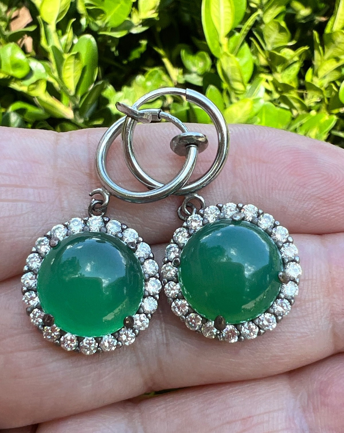 VINTAGE VIVID GREEN CABOCHON STONES DROP DANGLE SILVER TONE HOOP EARRINGS