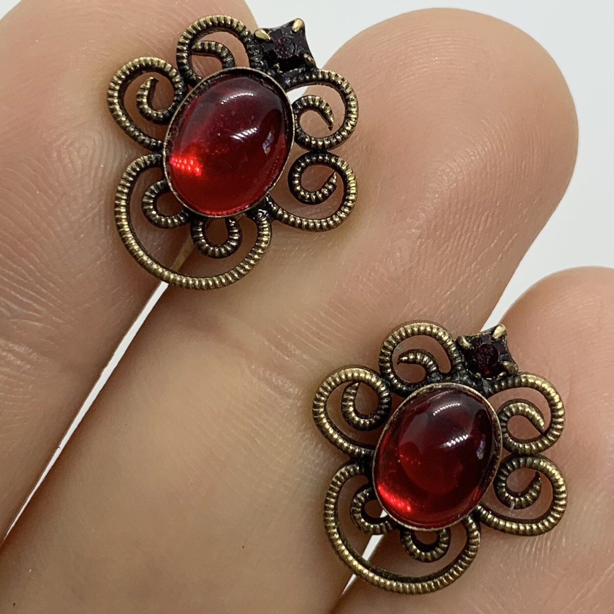 VTG RED GRIPOIX GLASS CABOCHON GOLD FILIGREE NOUVEAU EARRINGS CLIP-ON 5/8”