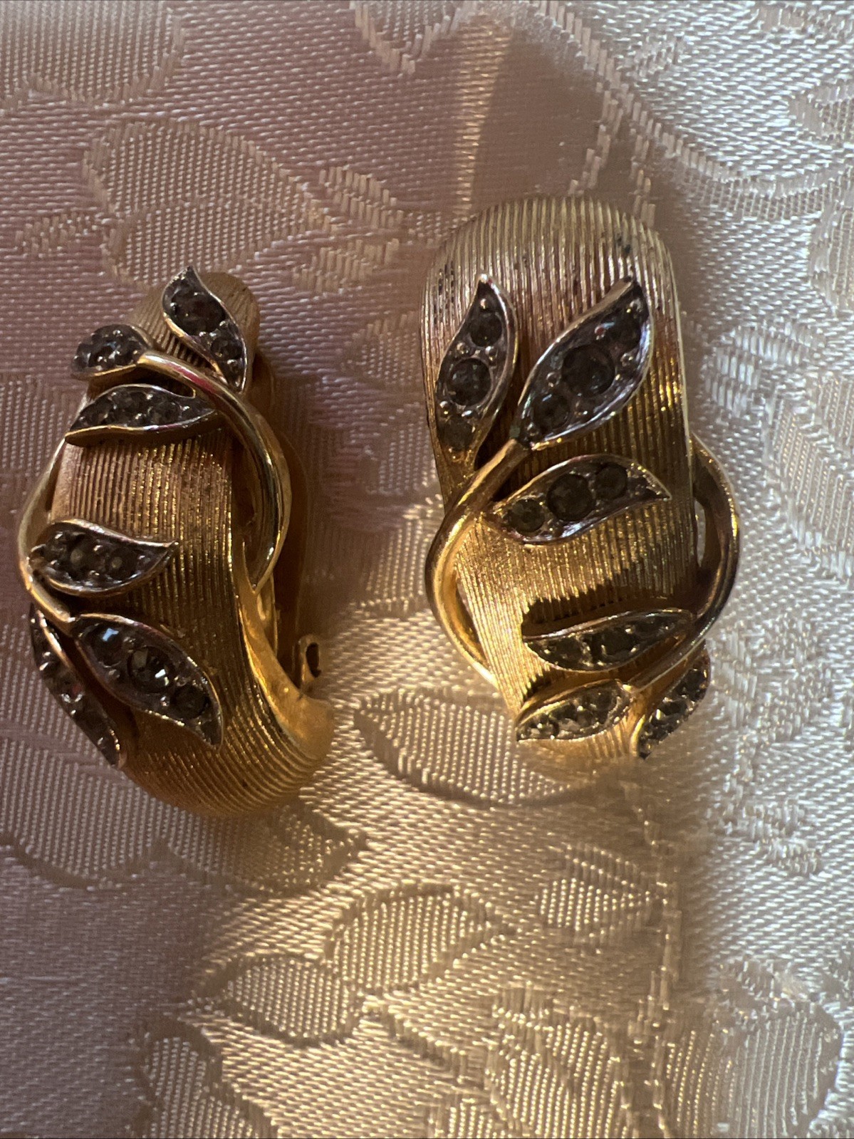 Vtg Crown TRIFARI PHILIPPE Rhinestone GARDEN OF EDEN Leaf Brushed Gold Earrings
