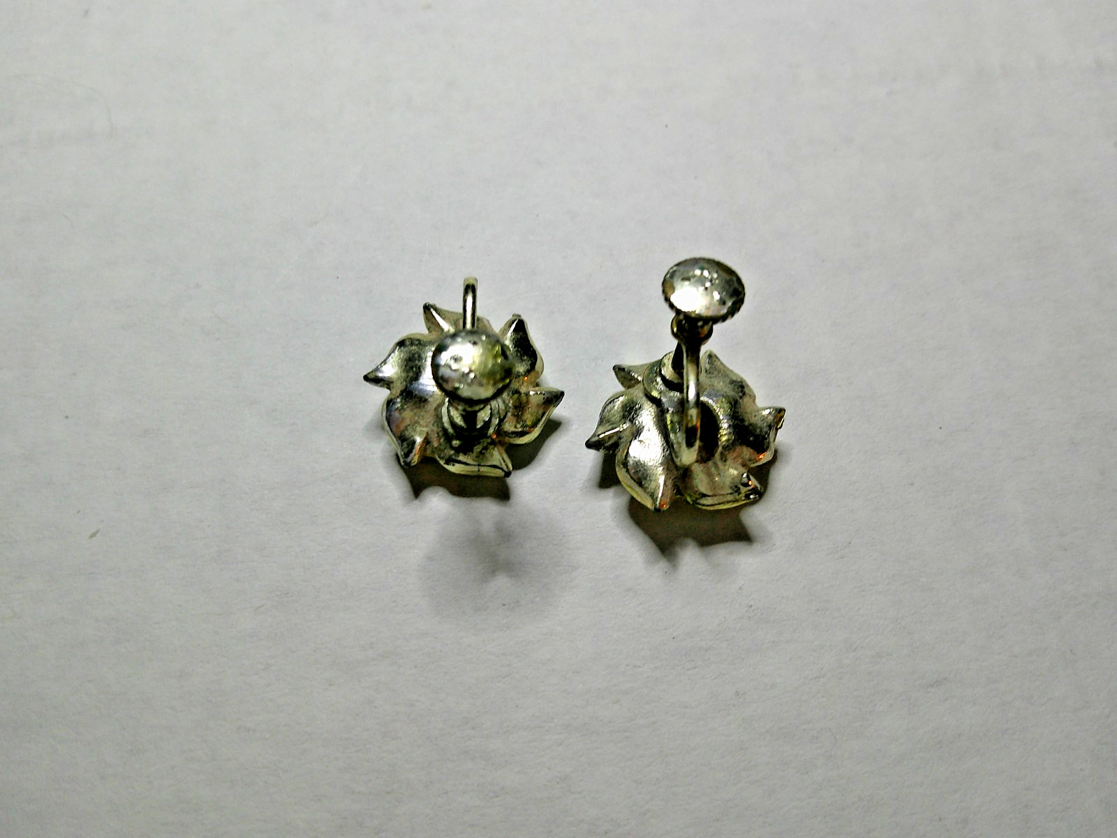 VINTAGE AURORA BOREALIS SCREW BACK EARINGS FLOWER SHAPE WITH CENTERED STONES
