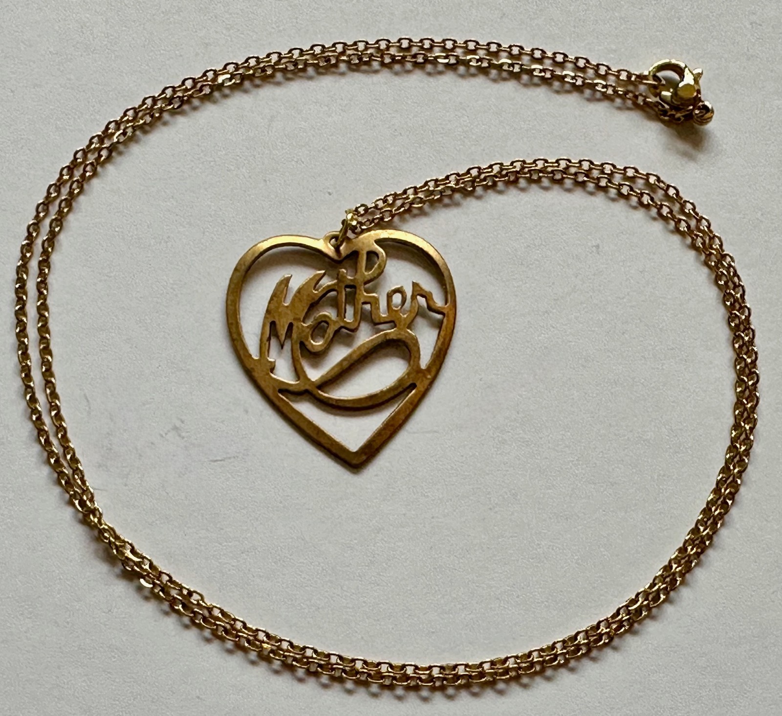 VINTAGE HEART MOTHER WORD IN SCRIPT BRASS PENDANT 1 1/4″ NECKLACE 24″ GOLD PLATE