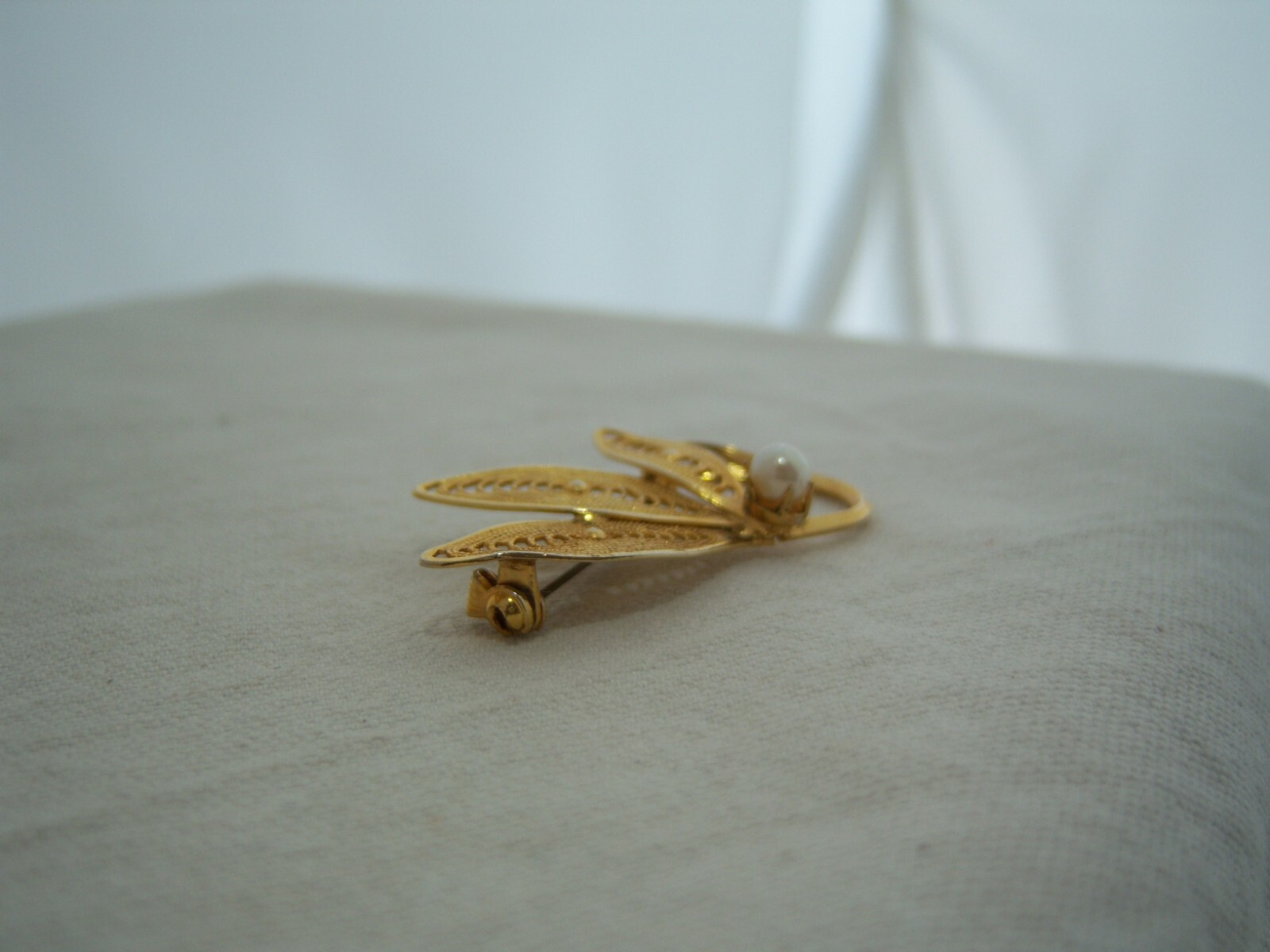 VTG FILIGREE GOLD TONE BROOCH CANNETILLE Leaf Floral Cultured Pearl Pin