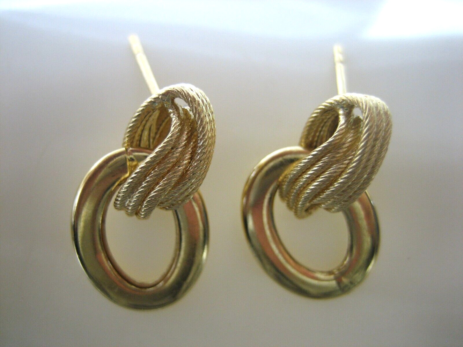 VINTAGE 18K YELLOW GOLD SMOOTH TEXTURED DOUBLE HOOP EARRINGS 2.5 GRAMS