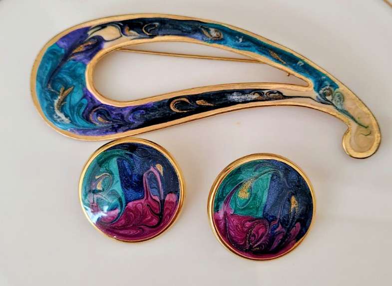 Vtg 80s Gold Tone Purple Green Navy Swirl Enamel Paisley Brooch & Earrings Set
