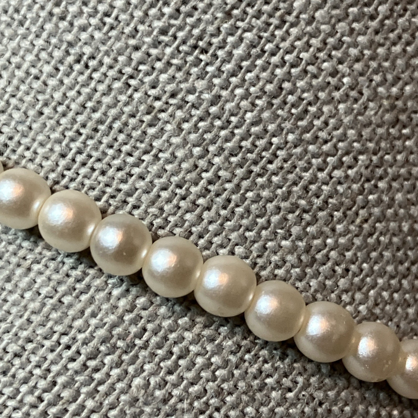 Vintage Pearl Necklaces And Braclet Lot White And Gray Pearls Gold Tone Clasps