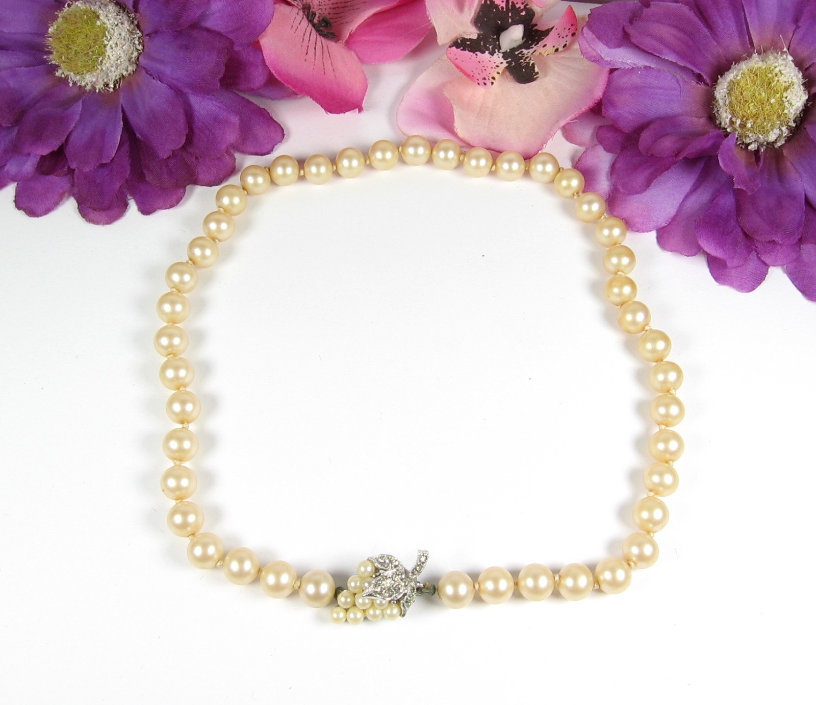 BUNCH OF GRAPES Clasp Vintage GLASS FAUX PEARL BEAD Necklace Beaded Choker 15″