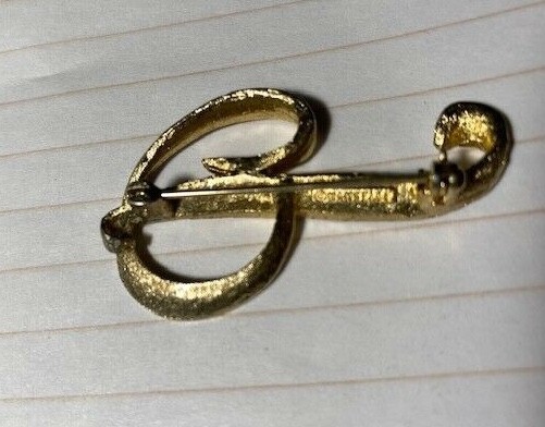 Vintage 1960’s Letter P Initial Pin Brooch Brushed Gold Tone – Signed Mamselle