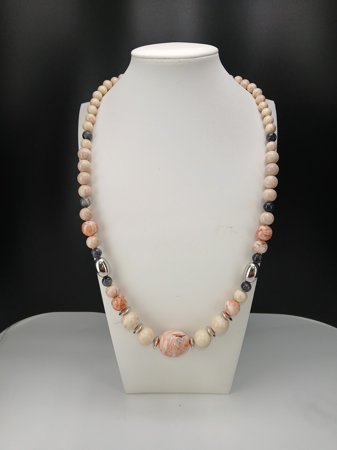 Avon 1988 Desert Sands Lucite Silver Tone Necklace And clip-on Earring Set