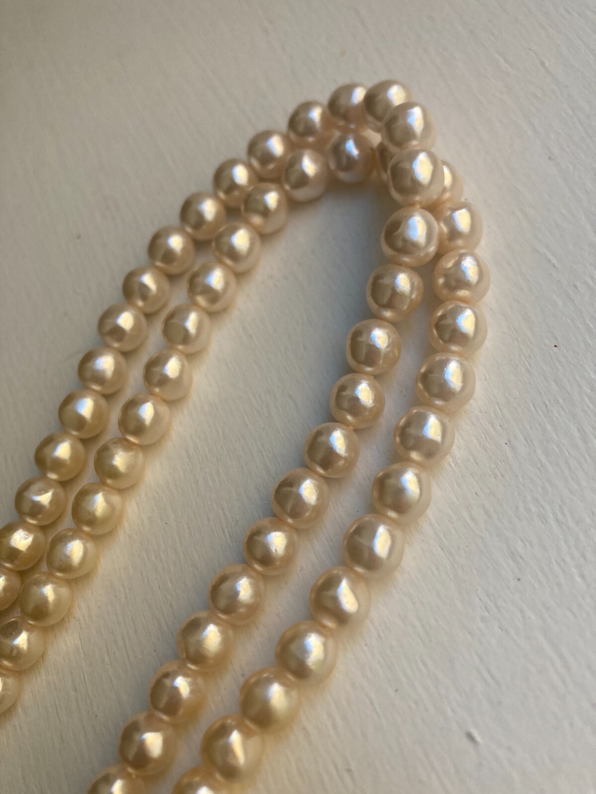 VINTAGE SIGNED K.J.L. FOR AVON FAUX PEARLS WITH ENAMEL BUTTERFLY 18″ NECKLACE