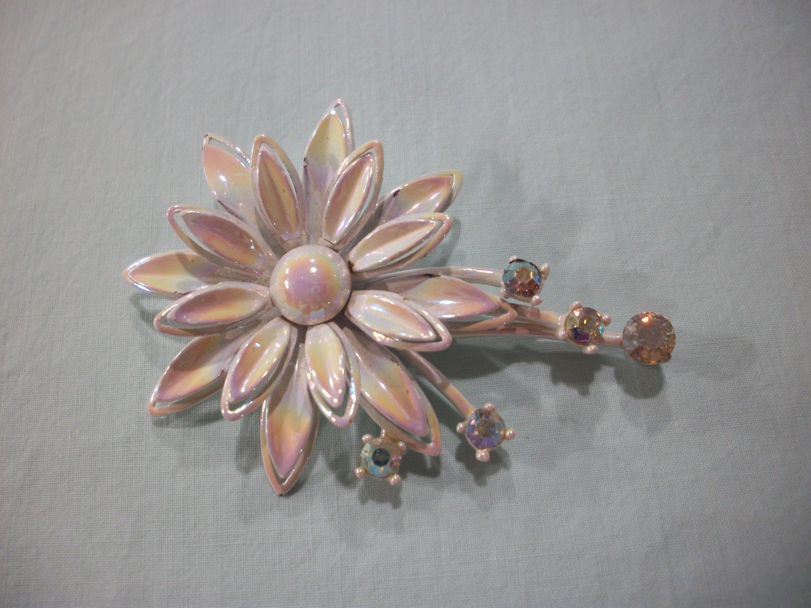 ViNTaGE MeTaL ENaMeL OMBRE PASTEL/AURORA BOREALIS RHINESTONE FLoWeR PiN/BRooCH
