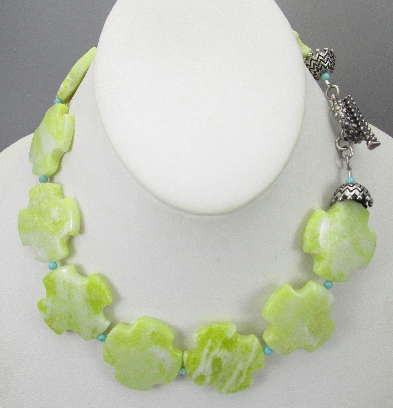 BEAUTIFUL DIAN MALOUF STERLING SILVER LIGHT GREEN STONE CROSS BEAD NECKLACE