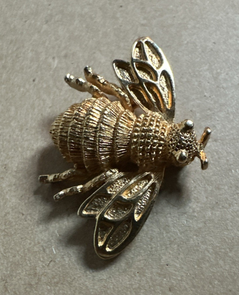Vintage AVON Gold Tone Figural Bumble Bee Brooch Pin Insect Bug Costume Jewelry