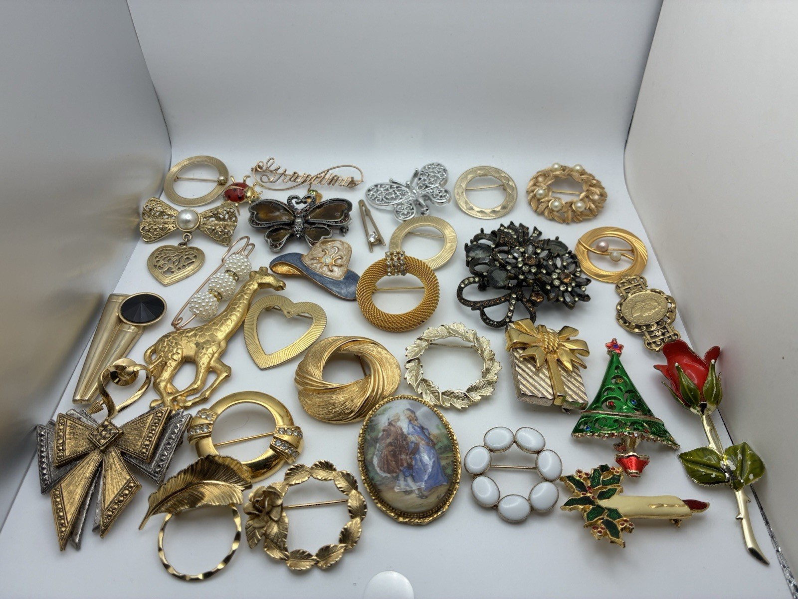 41 Piece Brooch Pin Lot Vintage Gold Signed/Unsigned 2 Missing Stones – Reseller