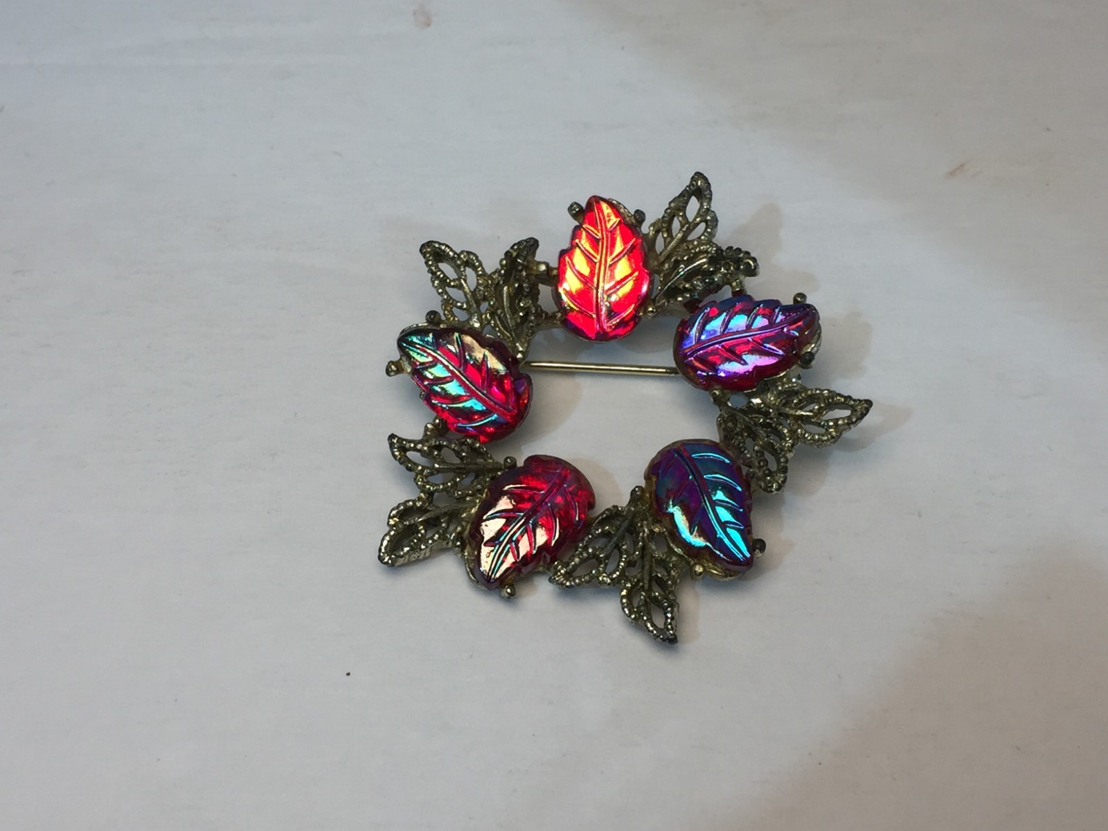 Iridescent Pressed Glass Brooch Vintage Leaf Gold Tone Red Jewelry Pin 1 1/2″!