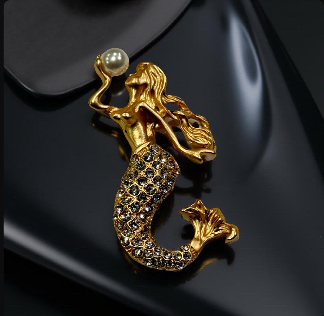 Gold Mermaid W/Rhinestones & A Faux Pearl In Her Right Hand Brooch Pin Pendant