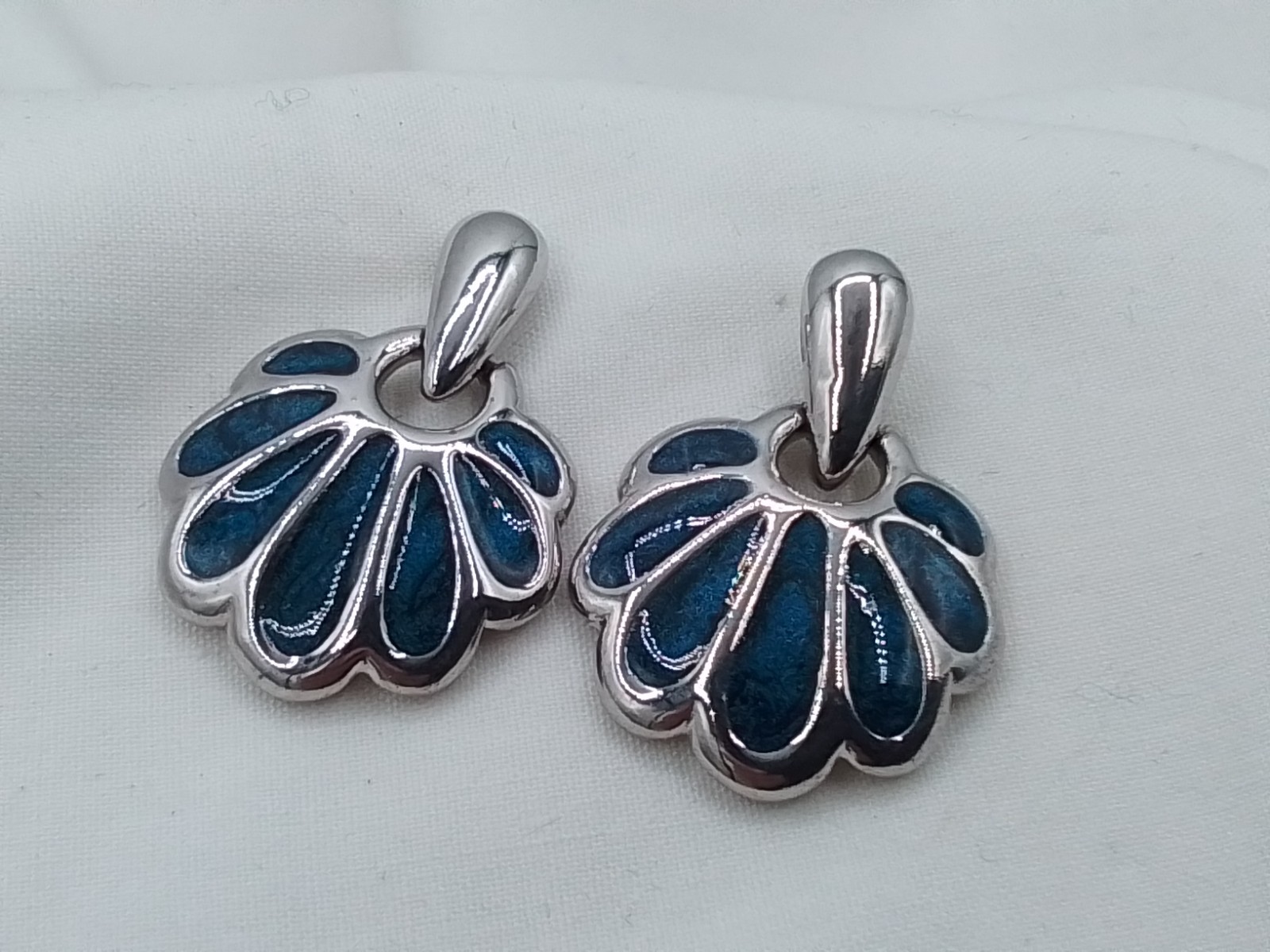 DANGLE DROP USA VINTAGE SEASHELL SHAPE NAUTICAL ENAMEL INLAY PIERCED EARRINGS
