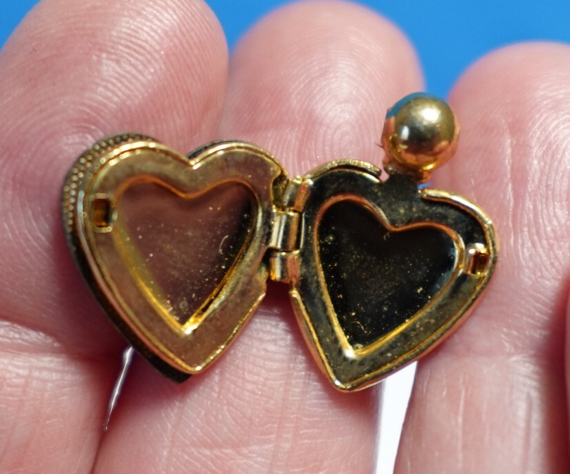 GOLD FILLED LAVENDER ENAMEL HEART LOCKET BLUE FLOWERS VINTAGE 1.9 GRAMS J-534
