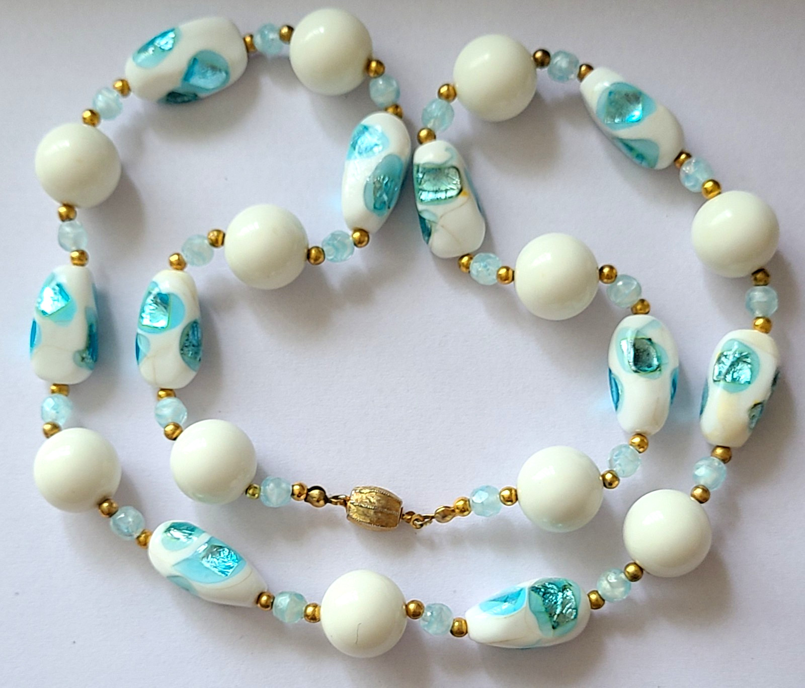 VINTAGE STUNNING VENETIAN STYLE MILK AQUA BLUE FOIL ART GLASS NECKLACE