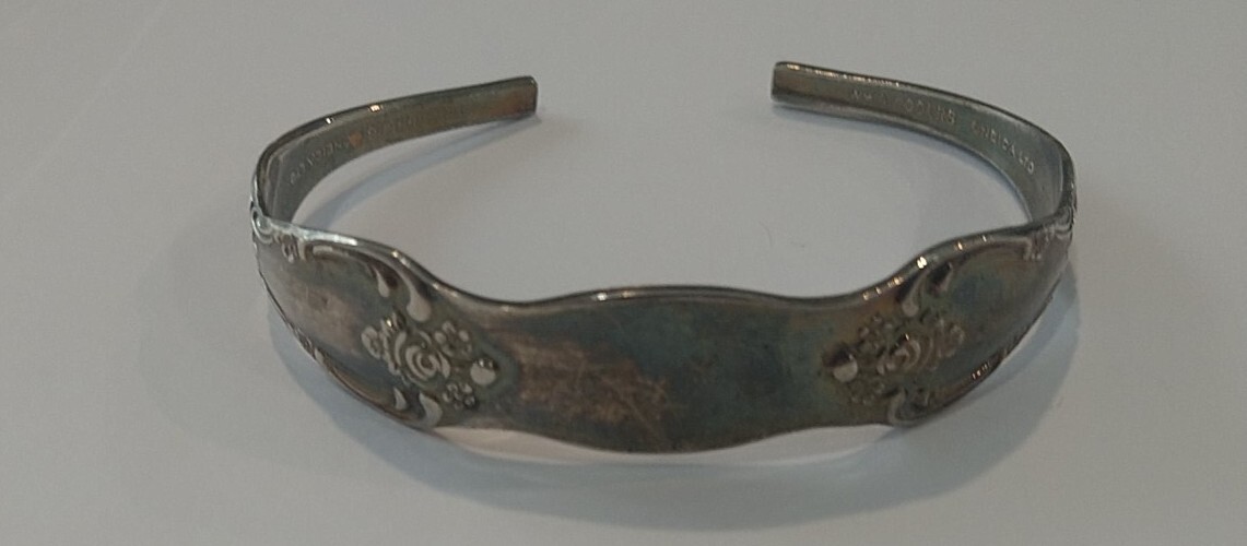 VINTAGE WM.A. ROGERS ONEIDA LTD SILVERPLATED FLORAL SPOON CUFF BRACELET 5″
