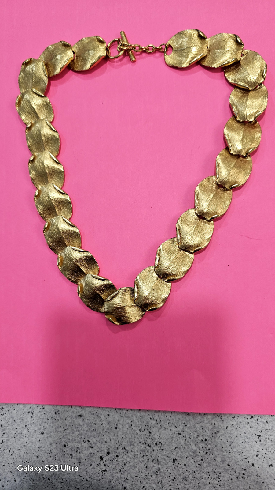 Fashion jewelry choker necklace gold tone metal 19″ quarter size like leaves