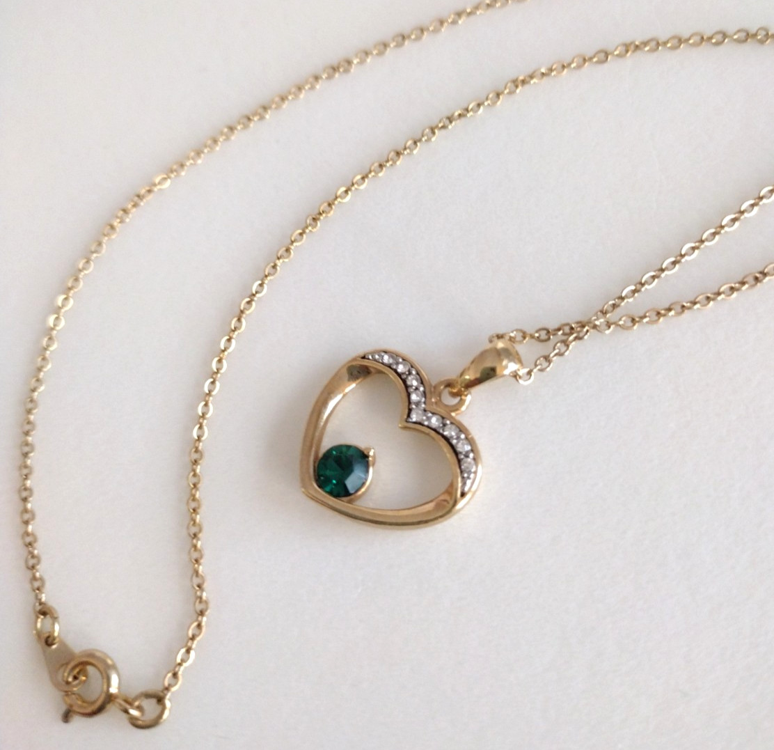 Vintage Emerald Crystal Heart Necklace Gold Tone Diamond Cut Chain 18″