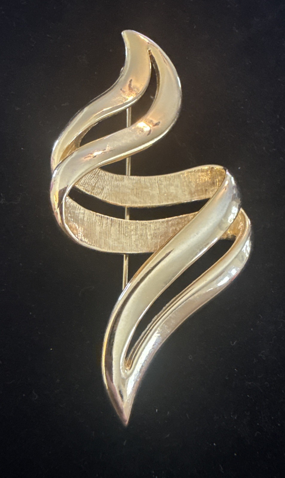Vintage 1980’s Gold Tone Double Swirl Ribbon Brooch Pin 3” Statement Modernist