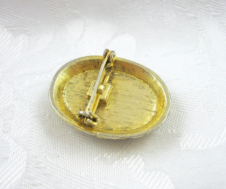 Vintage Cameo Brooch Off White Brown Goldtone