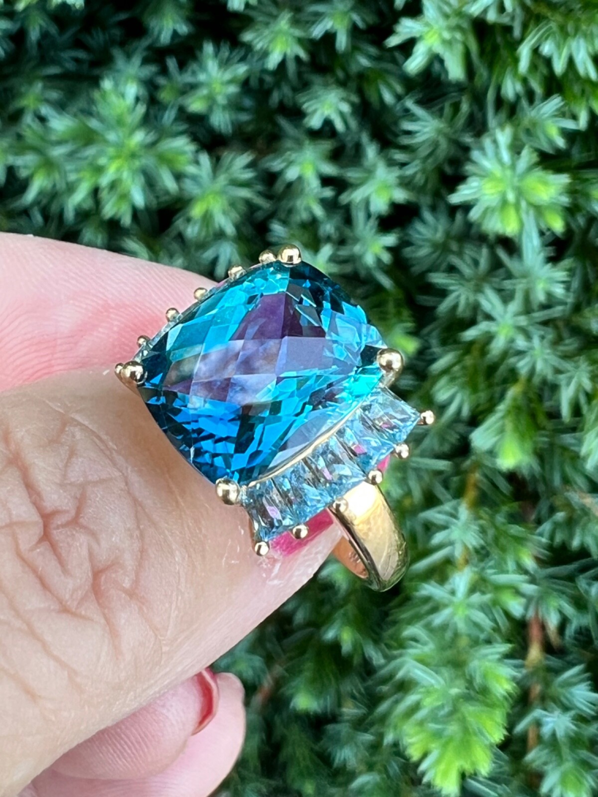 VINTAGE 14K GOLD FACETED DEEP TEAL LONDON BLUE AND LIGHT SWISS BLUE TOPAZ RING