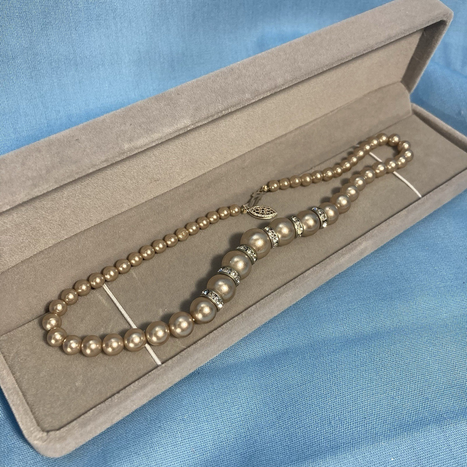 Vintage Faux Silver Tone Pearl and Rhinestone 14″ Necklace, Fish hook clasp, 31g