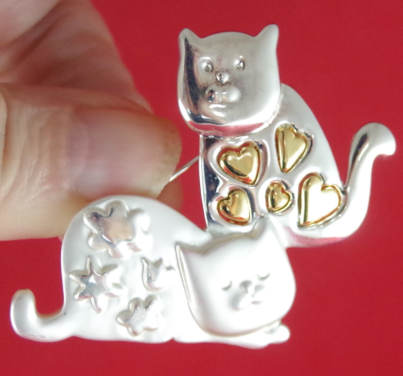 2″ NOS VTG c1980’s DANECRAFT CAT DUO w/ HEARTS & FLOWERS SILVER GOLD BROOCH PIN