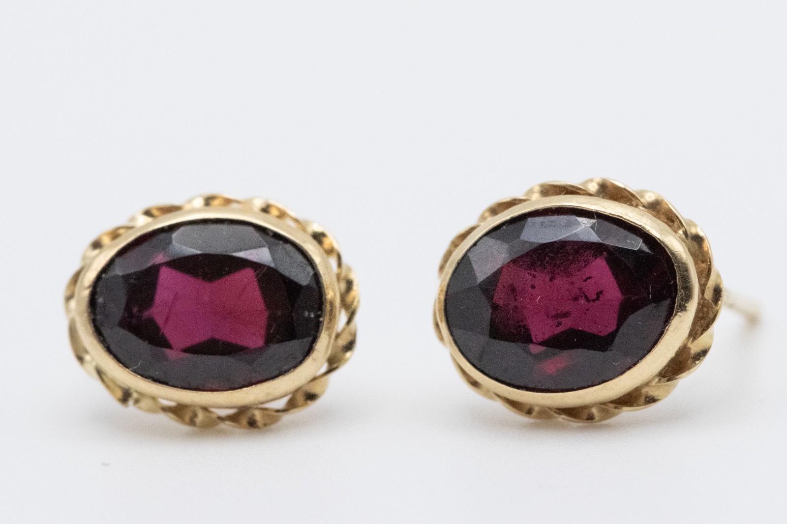 14K Yellow Gold Victorian Style Oval Garnet Stud Earrings Scalloped Bezel
