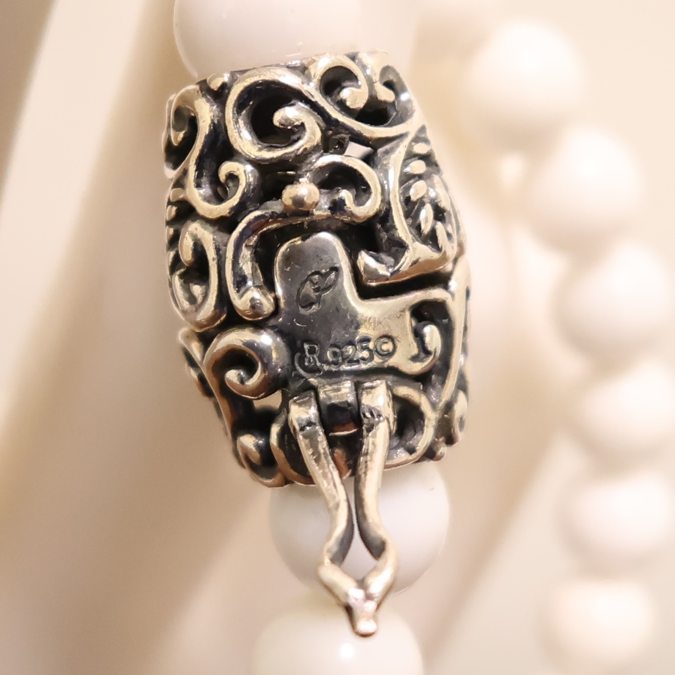 Carolyn Pollack bracelet Relios white agate beads silver magnetic clasp 6.75in