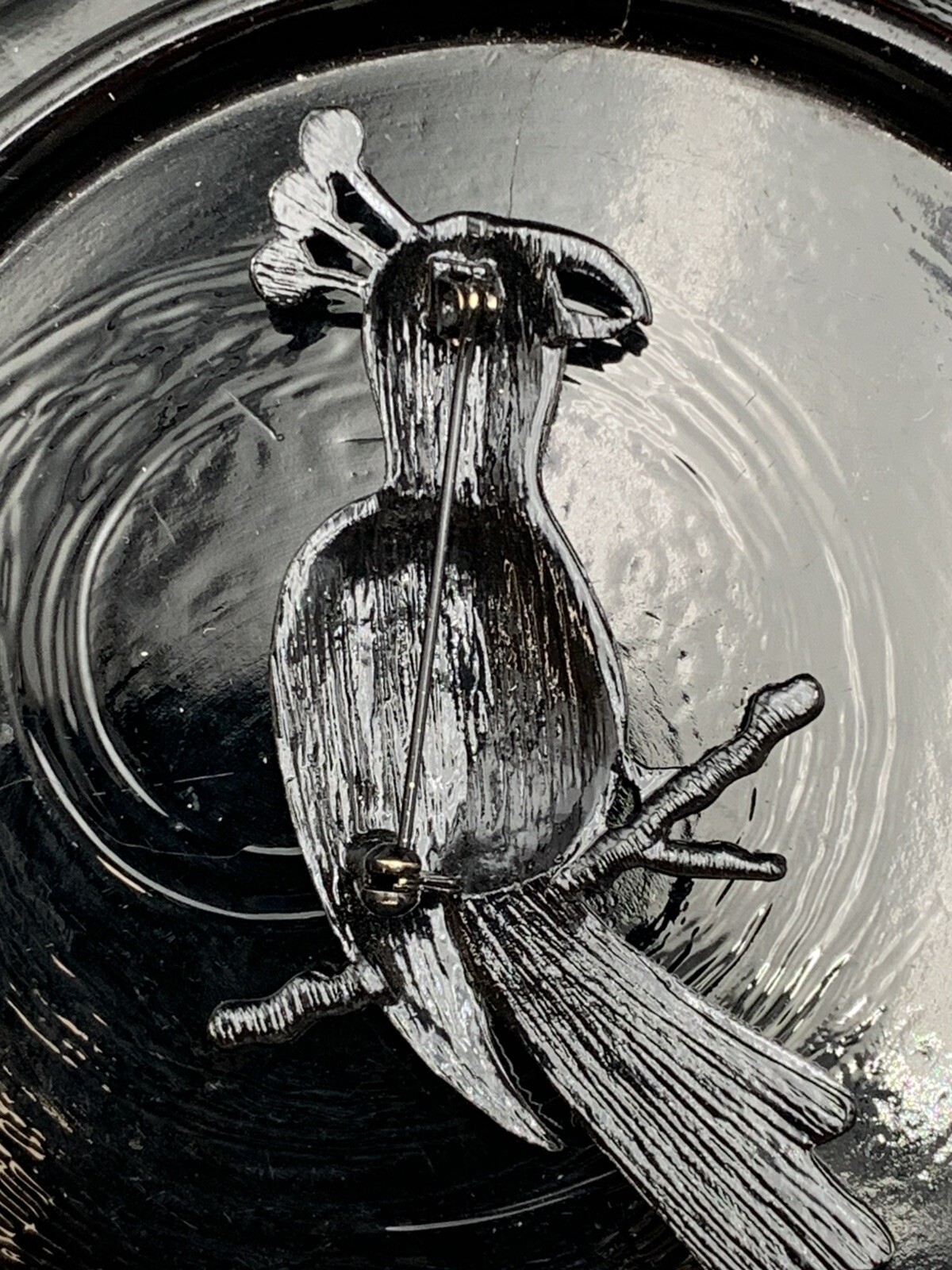 VIE OR Enamel Parrot 23/4”L X 1 1/2”