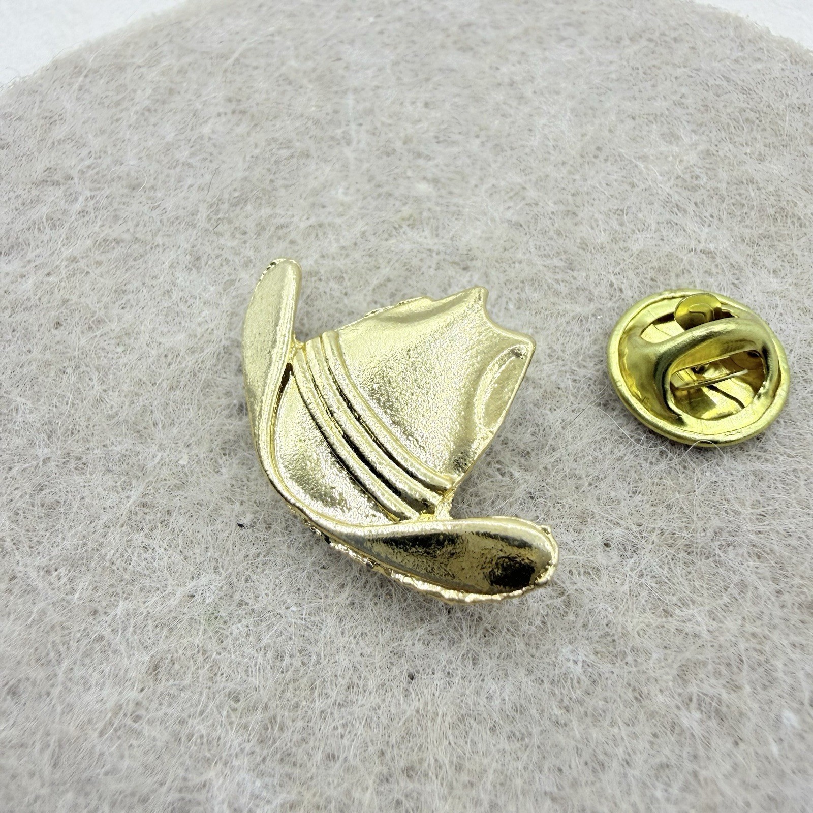 Vintage Gold Tone Western Cowboy Cowgirl Hat Lapel Pin Accessory Badge