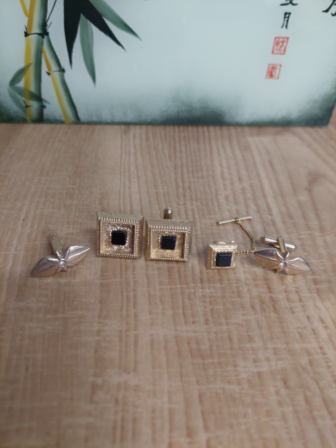 Mixed Lot 2 Pairs Cuff Links And Tie Clip