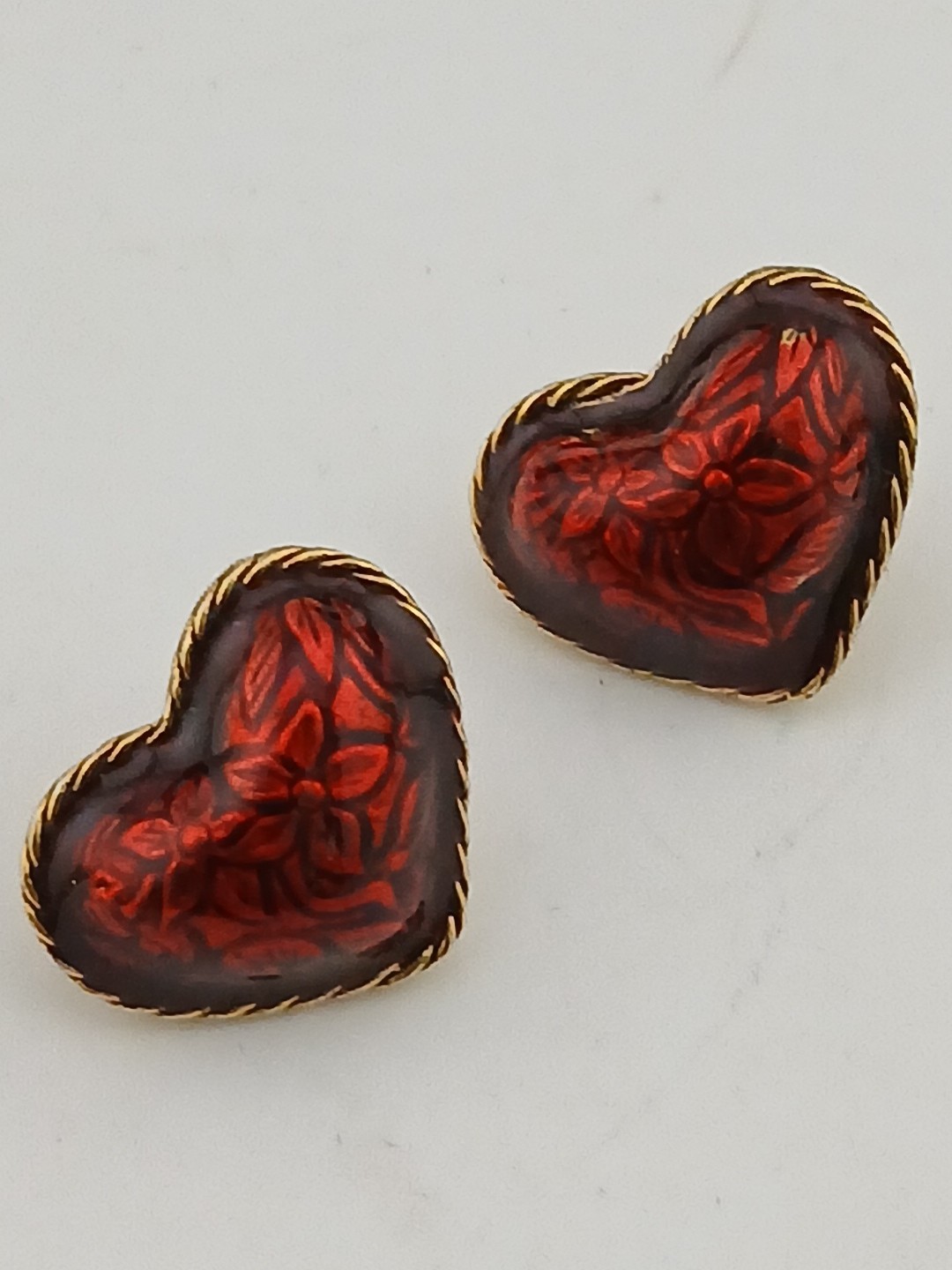 1995 Avon “HEARTS AFIRE” gold tone red enamel floral designs pierced earrings