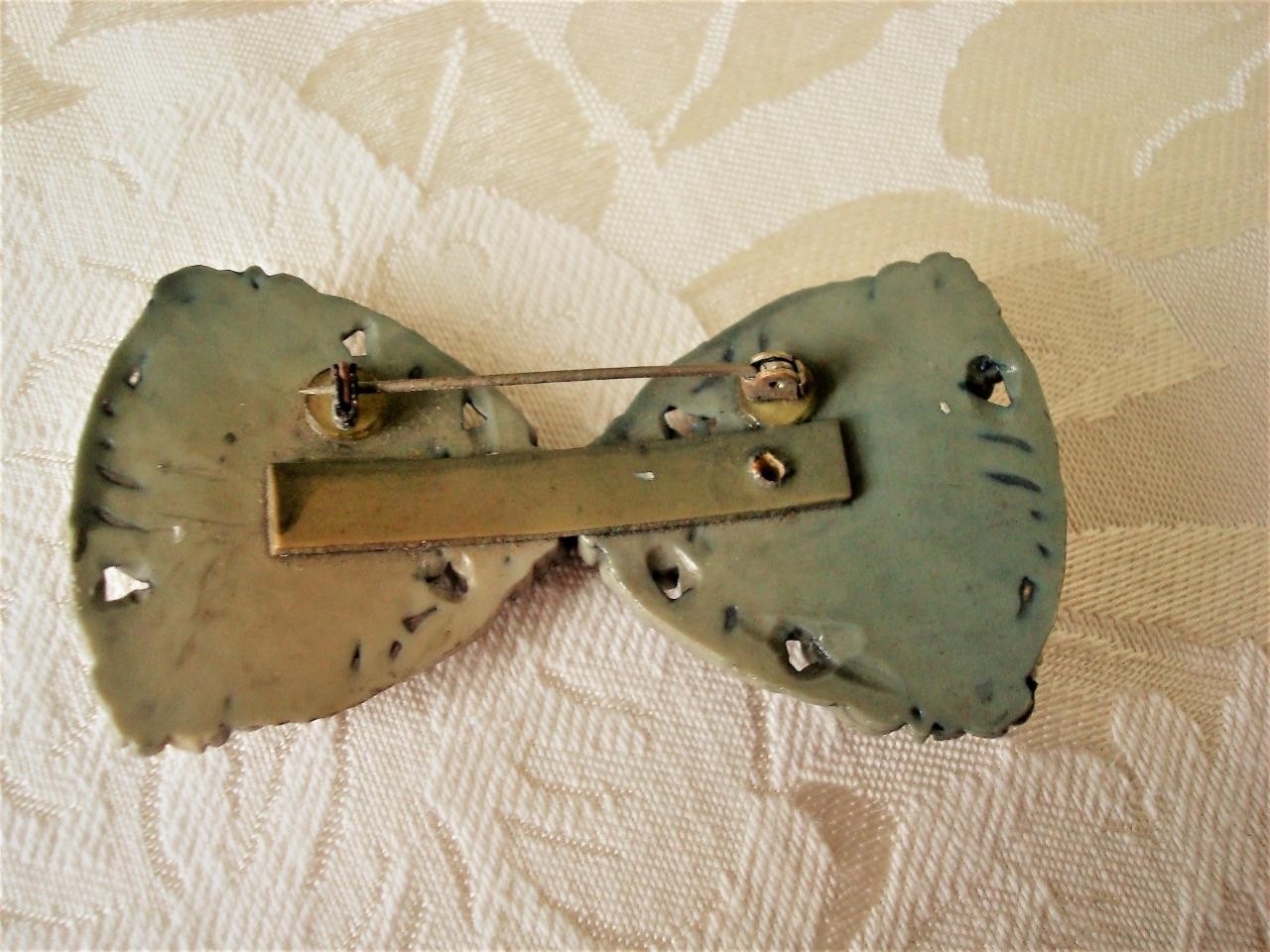 Sage Green Off White Flowers Featherlite Wedding Cake Celluloid Bow Brooch KJ