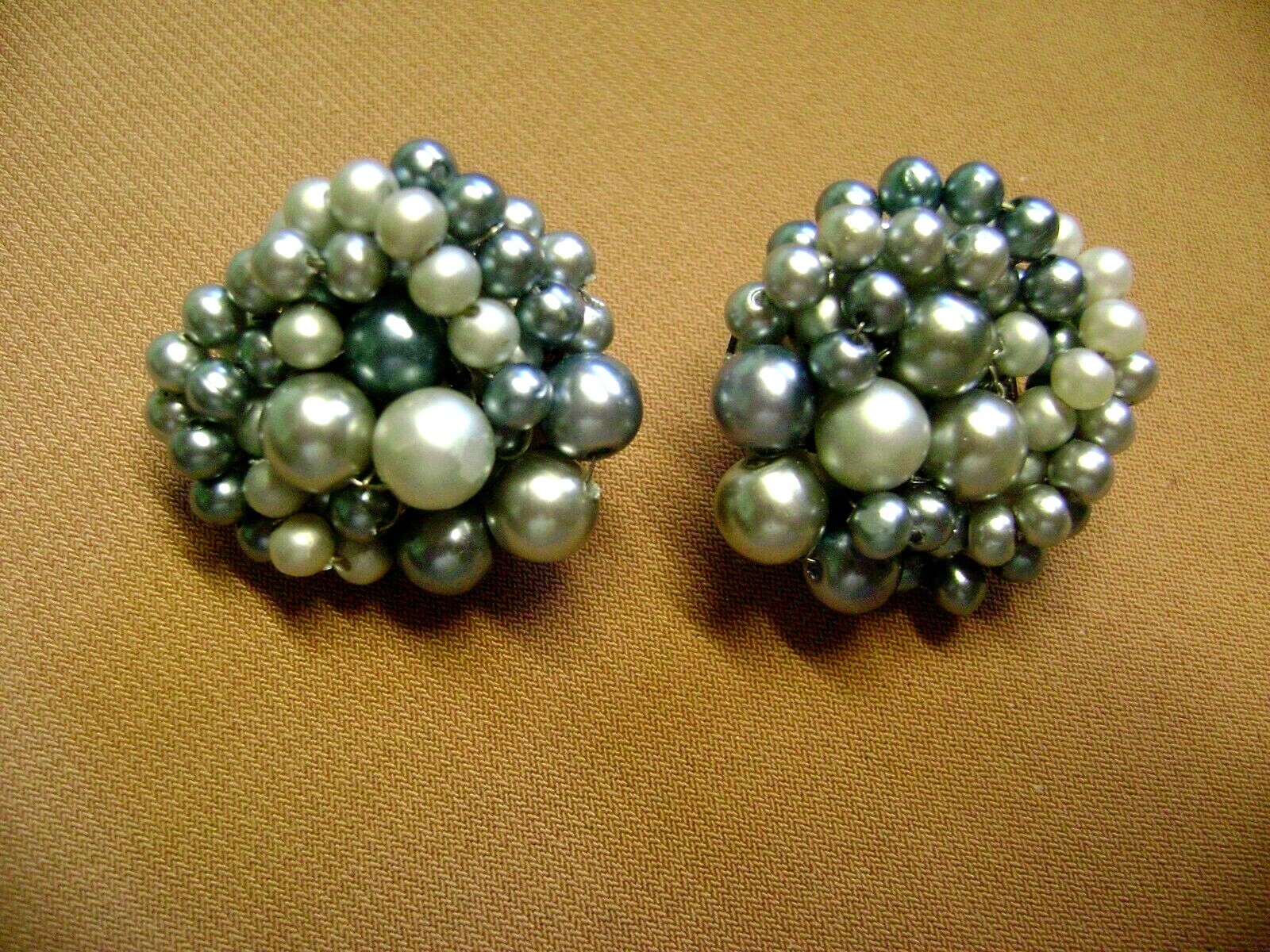 VINTAGE JAPAN BLUE BEADED CLUSTER ROUND SILVER TONE CLIP ON EARRINGS