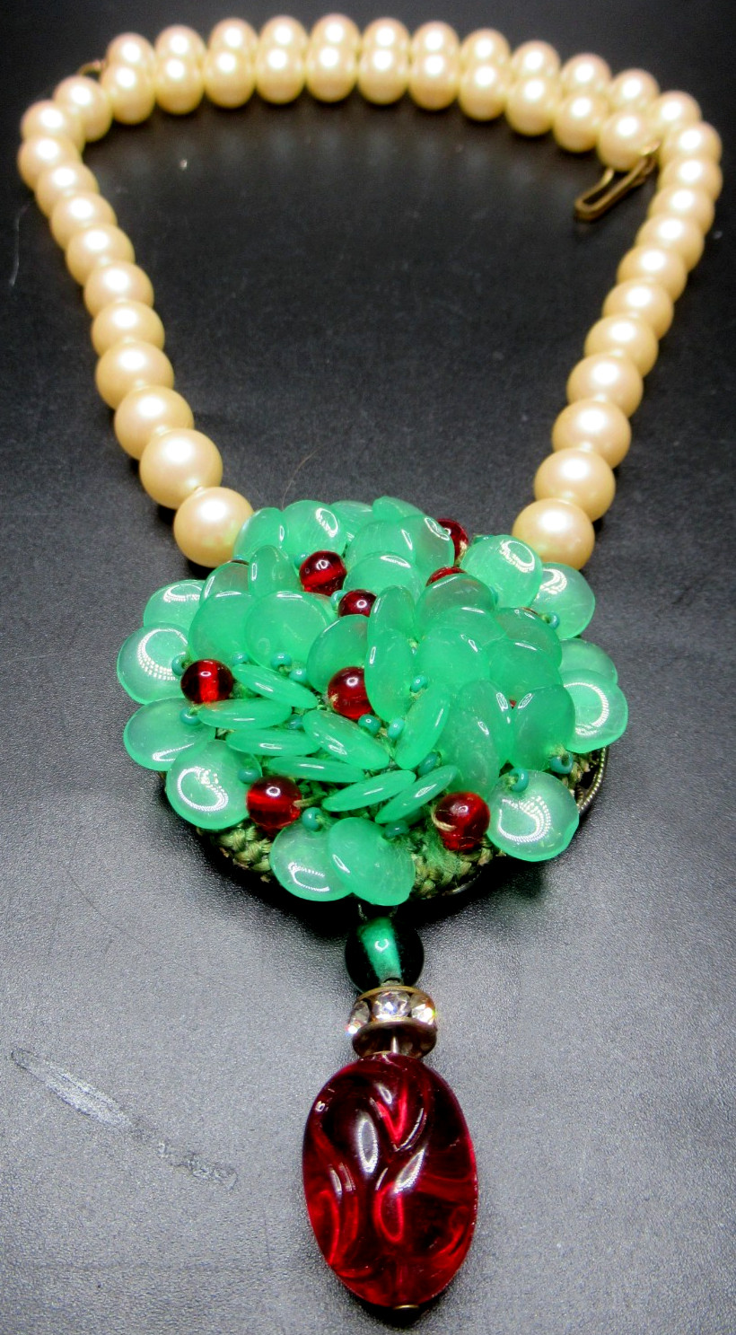 Amazing French Red & Green Glass Ruffle Vintage Glass Pearl Necklace