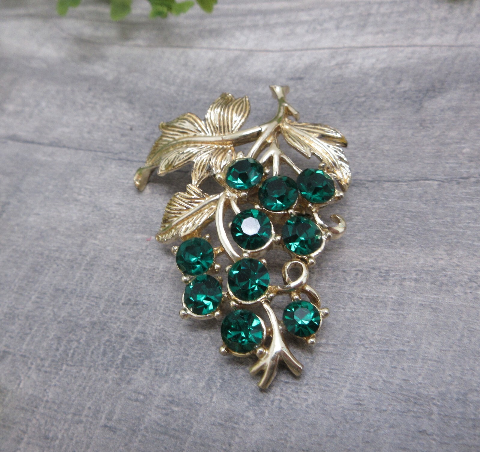 Grape Cluster Brooch Gold Tone Metal Green Rhinestones Mid Century 50s 60s